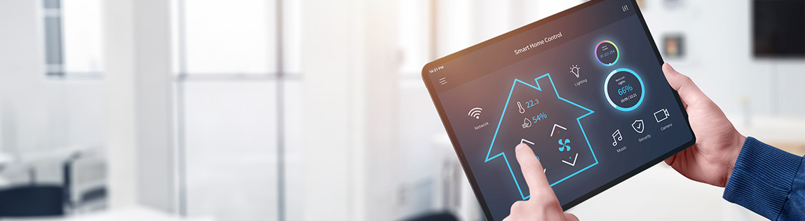 Auf einem Tablet ist eine schematische Darstellung eines Hauses zu sehen sowie Smart-Home-Funktionen